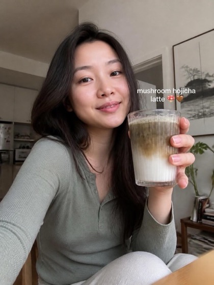 Hojicha and mushroom blend prepared as a daily coffee alternative